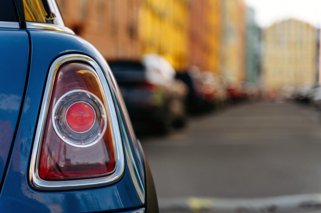 Was passiert, wenn eine Katze ein Auto zerkratzt? Erfahren Sie, wer haftet, welche rechtlichen Folgen drohen und wie Sie Kratzschäden am Autolack verhindern oder beheben können.