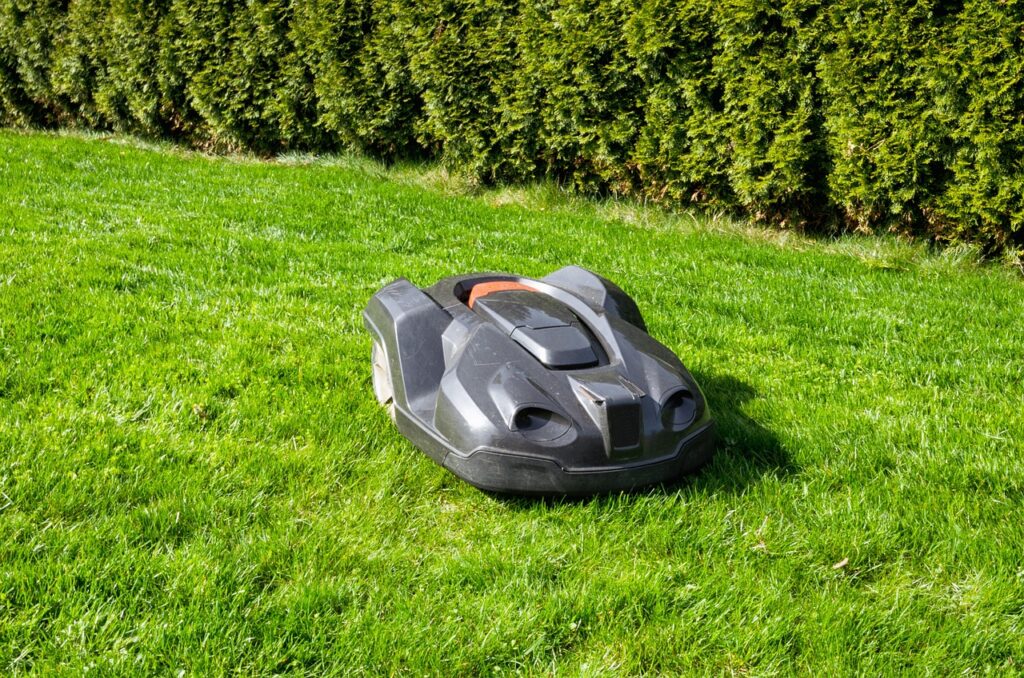 Die Gefahr für Igel durch Mähroboter ist ein drängendes Umweltproblem. Mähroboter sind bequem, aber nicht tierfreundlich